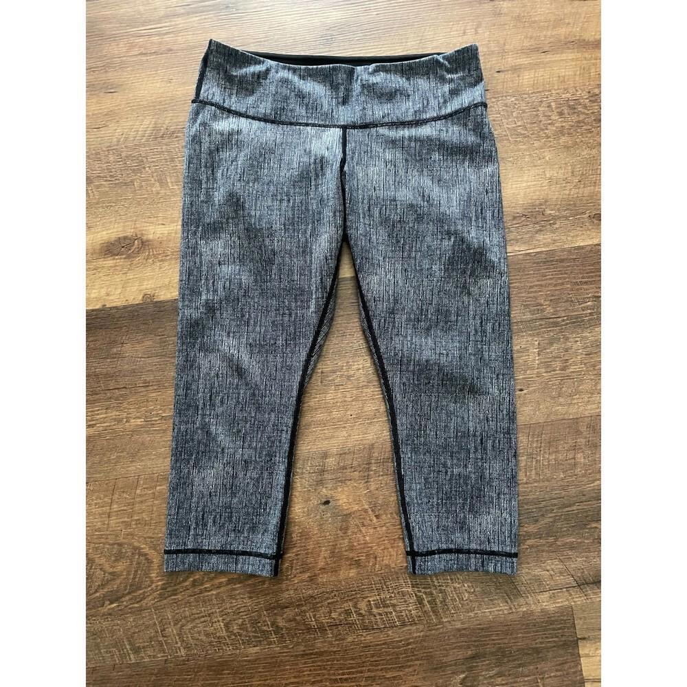 Lululemon Althletica Women's size 10 Black and White Heather 17" Capri‎